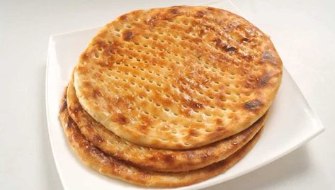 Baqarkhani roti is a gift from modern-day Bangladesh from the time of Mughal era, while Sheermal is a traditional flatbread from Greater Iran. Simple Bread, Iranian Cuisine, Roti Recipe, Iranian Food, Eid Special, Easy Bread, Turkish Recipes, Flatbread, Local Food