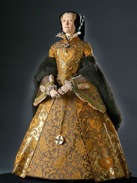 1555-1558 Queen Mary of England figurine by George Stuart after Eworth | Grand Ladies | gogm Queen Mary Of England, Mary I Of England, Mary Tudor, Tudor Dress, English Dress, Tudor Fashion, Tudor Costumes, Tudor Era, Reine Elizabeth Ii