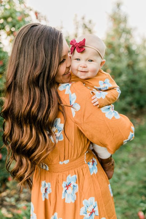 Family Photos Outside, Fall Photoshoot Family, Baby Family Pictures, First Family Photos, Photos Outside, Mommy And Baby Pictures, Mommy And Me Photo Shoot, Cute Family Photos, Family Photos With Baby