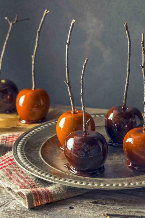 Caramel Apples Witches Food, Caramel Apples Halloween, Fun Halloween Party Food, Creepy Halloween Food, Candy Apple Recipe, Caramel Apples Recipe, Halloween Apples, Postres Halloween, Recetas Halloween