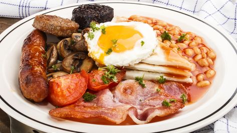 Irish Fries, Ulster Fry, Traditional Irish Breakfast, Irish Bacon, Full Irish Breakfast, Canned Baked Beans, Ireland Food, Bubble And Squeak, Breakfast Meat