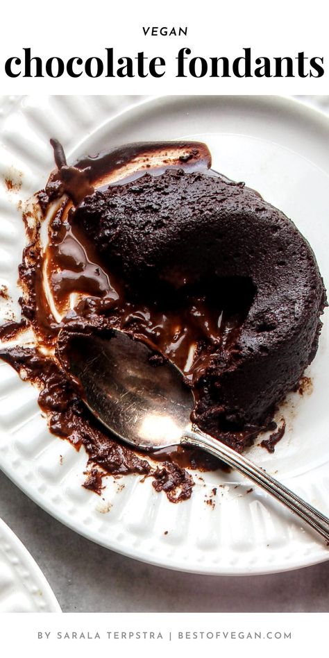 🍫 Get ready for the smoothest, creamiest vegan chocolate fondant you've ever tasted! Perfect for dessert, or a special treat for any occasion 😋 Get the full recipe now! Molten Cake, Chocolate Fondant Cake, Vegetarian Sweets, Quick Easy Vegan, Fondant Recipe, Plant Based Desserts, Chocolate Oats, Chocolate Heaven, Chocolate Fondant