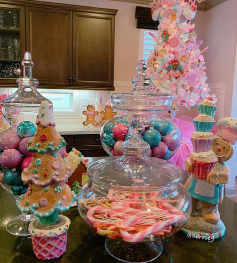 ᑕOᖇIᑎᗩ 👸🏼 on Instagram: “💖Apothecary Jars💖 #ChristmasDecorations #Christmas2018 #ChristmasDecor #ApothecaryJars #ZGallerie #Adorable #Candyland #CandyTree…” Candyland Christmas Kitchen, Diy Candy Christmas Decorations, Candyland Tree, Cupcake Christmas Tree, Gingerbread Tree, Candy Christmas Tree, Candy Tree, Gingerbread Christmas Decor, Candyland Christmas