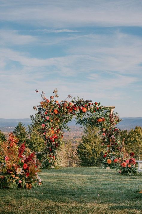 Did someone say "quintessential fall wedding"? This autumnal floral weddin ceremony set-up is giving us all of the fall feels. Brought to life by wedding planner- ASE, wedding florist- Mimosa Floral Design Studio and wedding photographer- READYLUCK. Fall Lake Wedding, Outside Wedding Ceremonies, Fall Mountain Wedding, Fall Ceremony, Fall Wedding Ceremony, Field Wedding, Outdoor Fall Wedding, Floral Design Studio, Wedding Themes Fall