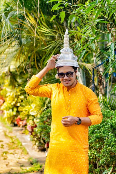 Bengali Wedding Photoshoot, Haldi Boy, Haldi Ceremony Outfit For Men, Bengali Groom, Haldi Shoot, Groom Haldi, Haldi Poses, Poe Boy, Ceremony Outfit