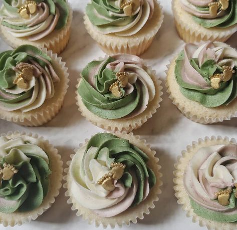 Hunter Green Cupcakes, Cupcakes With Green Frosting, Green White And Gold Cupcakes, Sage And Cream Cupcakes, Cupcakes With Eucalyptus Leaves, Olive Green Cupcakes, Sage Green And Gold Cupcakes, Gender Neutral Baby Shower Cupcakes, Sage Green Baby Shower Cupcakes