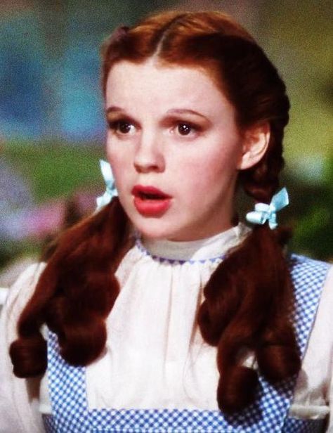 Even Dorothy had red hair! Wizard Of Oz Movie, Dorothy Wizard Of Oz, Dorothy Costume, Wizard Of Oz 1939, Oz Movie, Hallowen Ideas, Dorothy Gale, The Wonderful Wizard Of Oz, I Love Cinema