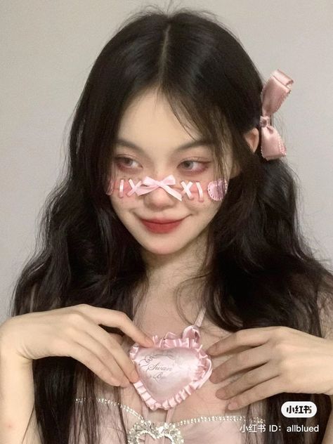 Doll Halloween Costume Aesthetic, Simple Doll Makeup, Doll Halloween Costume Makeup, Asian Girl Halloween Costume, Creepy Cute Makeup, Scary Doll Makeup, Pink Halloween Costume, Halloween Makeup Inspo, Cute Pink Halloween