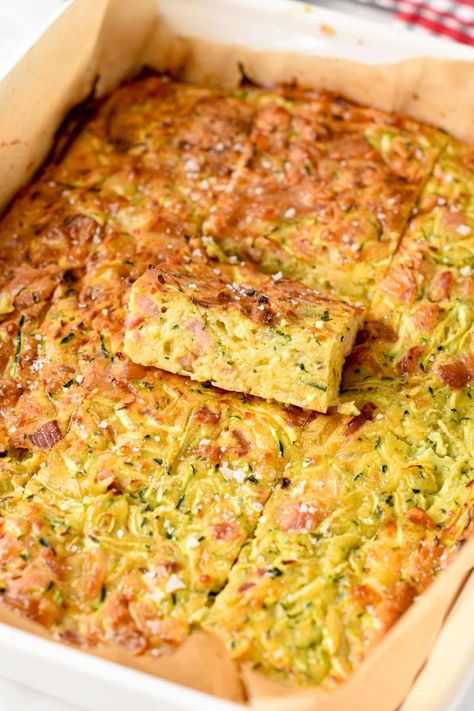 This Zucchini Slice recipe is an healthy Australian inspired recipe also called zucchini egg bake in US. It's basically an egg casserole filled with bacon, onion and cheese for a delicious family breakfast that all your summer zucchinis. Zucchini Egg Bake, Bacon Egg Bake, Zucchini Egg, Bacon Frittata, Zucchini Cheese, Recipes With Flour Tortillas, Baked Breakfast Recipes, Slice Recipe, Egg Bake