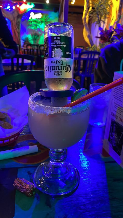 Tequila Asethic, Cena Aesthetic, Drinking Alcohol Aesthetic, Alcoholic Drinks Pictures, Liqueur Drinks, Night Club Aesthetic, Pretty Alcoholic Drinks, Nightclub Aesthetic, Yummy Alcoholic Drinks