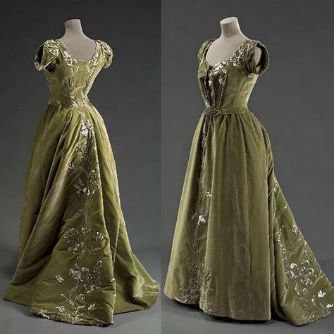 Evening dress, ca. 1897 Musee Galliera 💚💚💚 1890s Fashion, 1800s Fashion, 파티 드레스, 19th Century Fashion, Period Outfit, Victorian Clothing, Antique Dress, Printed Dresses, Vintage Gowns