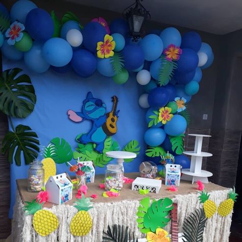 Ideas para fiesta de Stitch | Guía para decorar cumpleaños Lilo And Stitch Birthday Party Backdrop, Birthday Party Stitch, Stitch Party Ideas Decoration, Stitch Birthday Party Ideas Decoration, Stitch Bday Party, Fiesta Lilo Y Stitch, Stitch Decorations Party, Stitch Baby Shower Ideas, Stitch Birthday Ideas