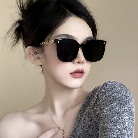 Fashion Promotional Square Unisex Sun Glasses Lentes De Sol Oversized New Black Sunglasses Collection For Men 2022 https://m.alibaba.com/product/1600680776106/Fashion-Promotional-Square-Unisex-Sun-Glasses.html?__sceneInfo={"cacheTime":"1800000","type":"appDetailShare"} Protective Eyewear, Round Frame Sunglasses, Sunglasses Women Fashion, Trendy Sunglasses, Eyewear Accessories, Mens Glasses, Round Face, Glasses Fashion, Sunglass Frames