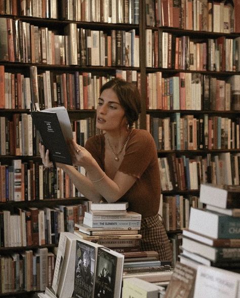 Professor Aesthetic, Don't Need Anyone, Library Photo Shoot, Library Aesthetic, Grad Photos, Woman Reading, Dark Academia Aesthetic, Book Girl, I Love Books