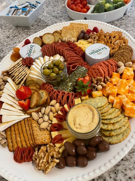 Large mixed cracker and cheese board Picnic Vibes, Speed Foods, Charcuterie Recipes, Charcuterie Board, Crackers, Cheese Board, Cooking Recipes, Cheese