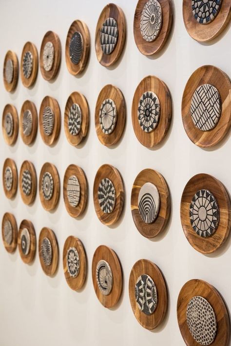 Ceramic Wall Art, Wooden Plates, Diy Crafts For Home Decor, Deck Decorating, Wall Sculpture, Diy Wall Art, Ceramic Plates, Diy Wall Decor, Wall Sculptures