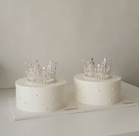 Giveaway Ideas Birthday, 19th Birthday Cakes, Tiara Cake, 25th Birthday Cakes, Crown Cake, Bday Party Theme, Mini Cakes Birthday, 50th Birthday Cake, Pretty Birthday Cakes