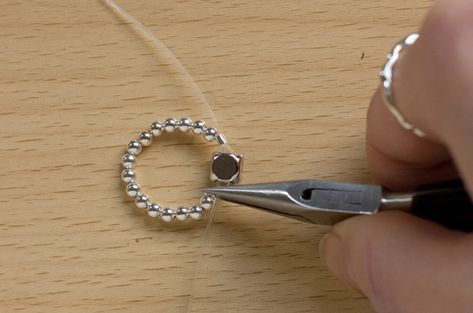 Easy Elastic Ring DIY - Elastic Rings, Diy Ring, Sparkly Ring, Ring Tutorial, Coin Pendant Necklace, Diy Rings, Diy Schmuck, Sea Glass Jewelry, Bijoux Diy