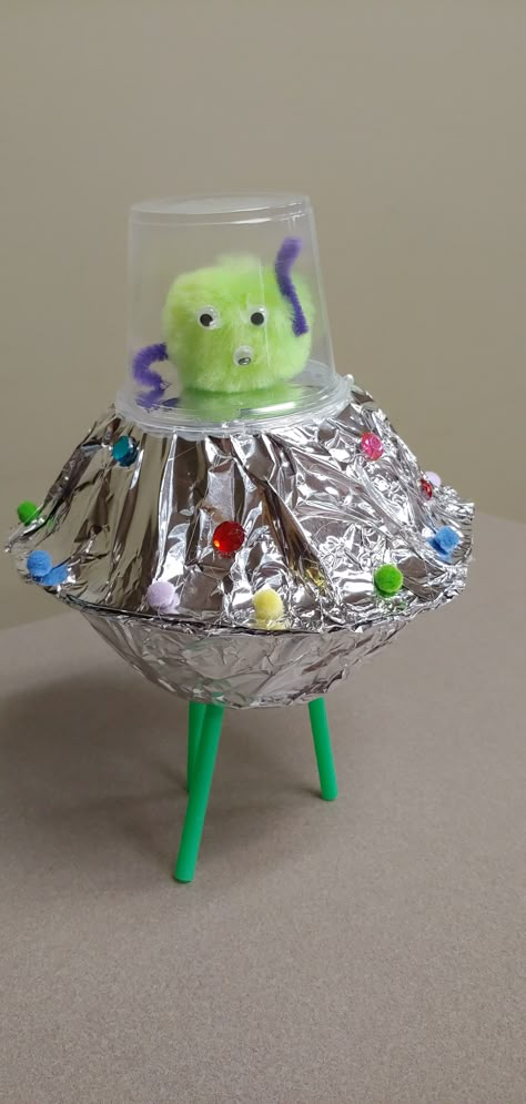 Alien Project, Spaceship Craft For Kids, Alien Crafts For Kids, Diy Alien, Alien Craft, Ufo Craft, Alien Arts And Crafts For Kids, Alien School Project, Alien Stem Activities