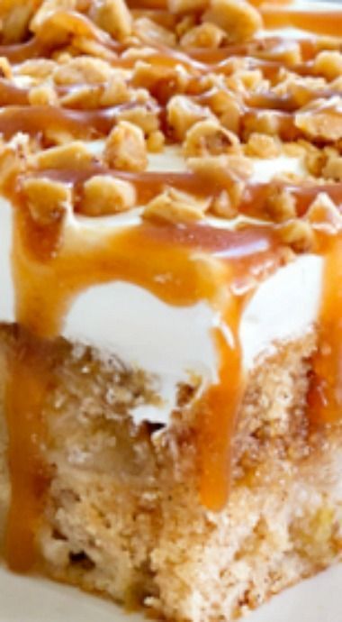 Toffee Cake Recipe Simple, Carmel Apple Poke Cake Recipes, Simple Thanksgiving Desserts, Caramel Apple Poke Cake, Apple Poke Cake, Desserts Apple, Thanksgiving Goodies, Pecan Cookie, Apple Cakes