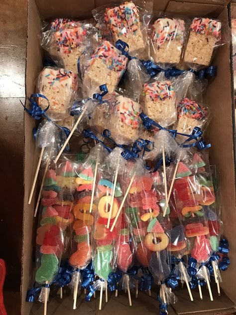 Rice Krispie Kabobs, Candy For Sale Cute Ideas, Candy Shish Kabobs Sticks, Candy Skewers Kabobs Ideas, Candy Land Treats, Pokemon Rice Krispie Treats, Candy Ideas For Party, Candy Skewers Kabobs, Halloween Candy Kabobs