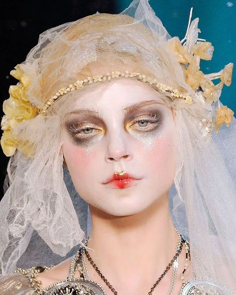 John Galliano Fall Winter 2009 makeup looks by @patmcgrathreal ❄️ – #johngalliano #galliano #mmcouture #maisonmargiela #margiela #gallianoformargiela #patmcgrath #patmcgrathmakeup #coolmakeup #runwaymakeup #runway #fashion #highfashion #designer #avantgardemakeup #avantgarde #avantgardefashion #artisticmakeup #mua #fashionmua Galliano Dior Makeup, Alexander Mcqueen Runway Makeup, Editorial Runway Makeup, John Galliano Maison Margiela 2024, John Galliano Maison Margiela, John Galliano Makeup, Margiela Makeup, Patmcgrathreal Makeup, Galliano Margiela