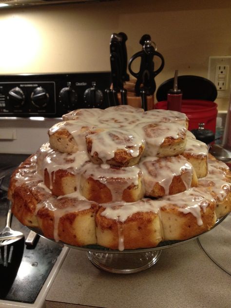 Cinnamon Roll Birthday Cake.  Who doesn't love cinnamon rolls!?!?!? Cinnamon Rolls Wedding Cake, Cinnamon Rolls Birthday, Cinnamon Rolls Birthday Cake, Cinnamon Roll Birthday Party Theme, Cinnamon Roll Sanrio Birthday, Birthday Cinnamon Rolls, Cinnamon Roll Birthday Cake, Cinnamon Roll Birthday, Roll Birthday Cake