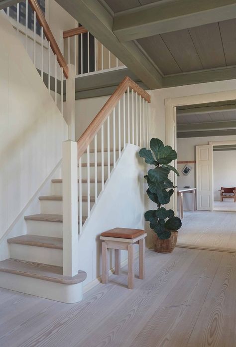 Dinesen Country Home Douglas Floor, Wooden Staircase Design, Baddie Bedroom, Chic Baddie, Baddie Ideas, Douglas Fir Flooring, Thatched House, House Staircase, Classic Furniture Design