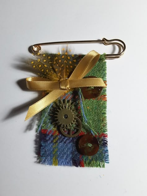 Fabric Lapel Pins Diy, Brooch Upcycle, Fabric Brooch Diy, Diy Brooch Pin, Kilt Pin Brooches Ideas, Kilt Pin Fabric Brooches, Kilt Pin Jewelry, Tartan Brooch, Kilt Pin Brooches