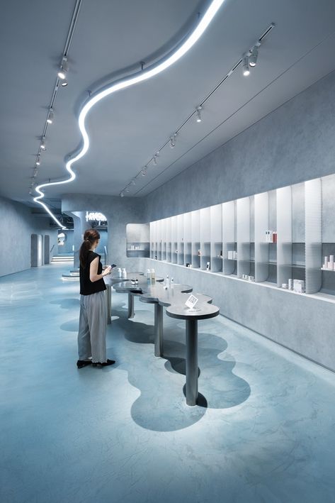 Blue Retail Design, Blue Flooring, Space Branding, Blue Ceiling, Experiential Design, Retail Space Design, Retail Fixtures, Flooring Design, Showroom Interior Design