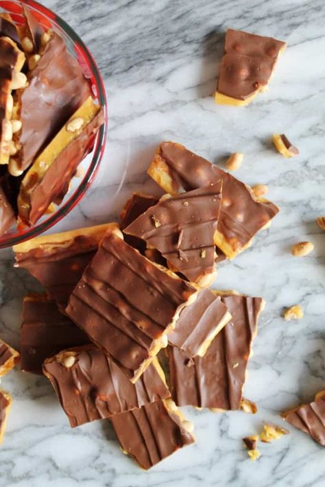 Chocolate Peanut Brittle Recipe, Homemade Lollies, Buckeye Dessert, Chocolate Brittle, Recipe Gifts, Homemade Peanut Brittle, Candy Fudge, Peanut Brittle Recipe, Candy Creations