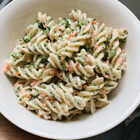 Easy Broccoli Pasta, Broccoli Pasta Salad, Cafe Pasta, Pasta Green, Baby Pasta, Pasta Salad For Kids, Lunchbox Food, Broccoli Pasta Salads, Chopped Salads