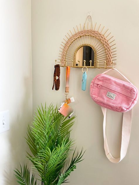 Dorm Room Mirror Decor, Dorm Key Holder, Cute Dorm Living Room Ideas, Funky Dorm Room Ideas, Cute Beachy Room, Summer Room Decor Ideas, Summer Room Inspiration, Dorm Room Ideas Beachy, Beachy Room Decor Diy