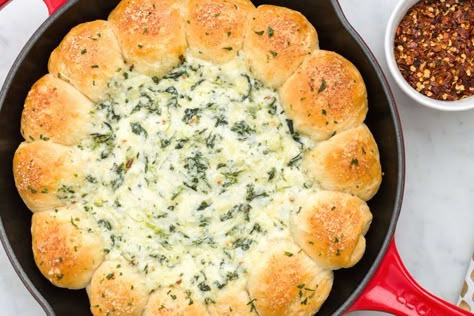 delish-wreath-dip Biscuit Wreath, Make Ahead Christmas Appetizers, Holiday Appetizers Christmas, Holiday Party Appetizers, Cheesy Biscuit, Christmas Recipes Appetizers, Party Dips, Thanksgiving Appetizers, Spinach Dip