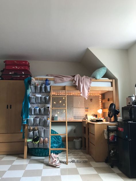 Desk In Dorm Room, Dorm Lofted Bed Layout, Loft Dorm Bed Ideas, Bunk Dorm Room Ideas, Bunk Bed Dorm Room Ideas College, Half Lofted Dorm Beds, Dorm Room With Lofted Beds, Dorm Room Ideas Bunk Beds, Dorm Room Triple