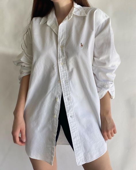 Lunares Vintage on Instagram: “Vintage favorite Ralph Lauren essential cotton white button up collar shirt featuring iconic logo on chest. Online now, shop via link in…” Ralph Lauren Button Down, Ralph Lauren Button Up, Button Down Outfit, White Button Up, Iconic Logo, Collar Shirt, Collar Shirts, Mood Board, Lab Coat