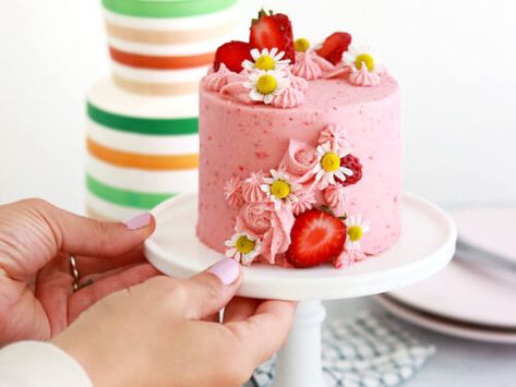 Small Batch Strawberry Cake - Sugar & Sparrow Small Batch Strawberry Cake, Small Batch Cake Recipe, 4 Inch Cakes, Small Batch Cake, Buttercream Frosting Recipe Easy, Desserts For 2, Delicious Strawberry Cake, Strawberry Cake Recipe, Small Batch Cooking