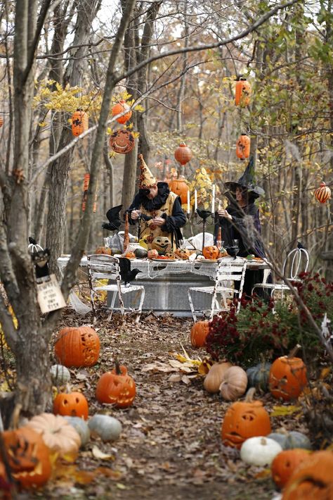 Bruce Elsass and Karin Lidbeck  creating a Halloween party in the woods Easy Holiday Desserts Christmas, Outdoor Halloween Parties, Halloween Garden Decorations, Diy Halloween Party, Halloween Outdoor Decoration, Creative Halloween Decorations, Dekorasi Halloween, Photo Halloween, Halloween Decor Diy