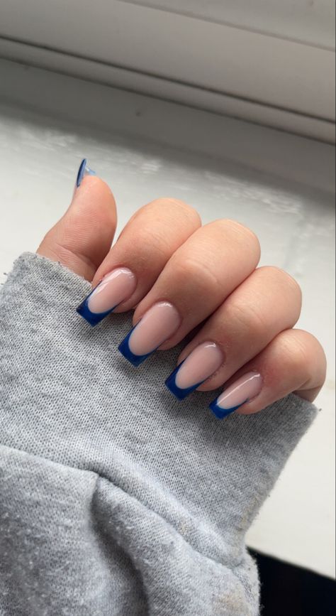 Blue Easy Nail Designs, Navy French Tip Nails Coffin, Dark Blue And White French Tip Nails, Short Dark Blue French Tip Nails, French Navy Nails, Deep Blue French Tip Nails, Street Style Nails Aesthetic, Navy Nails Square, Navy Blue Manicure