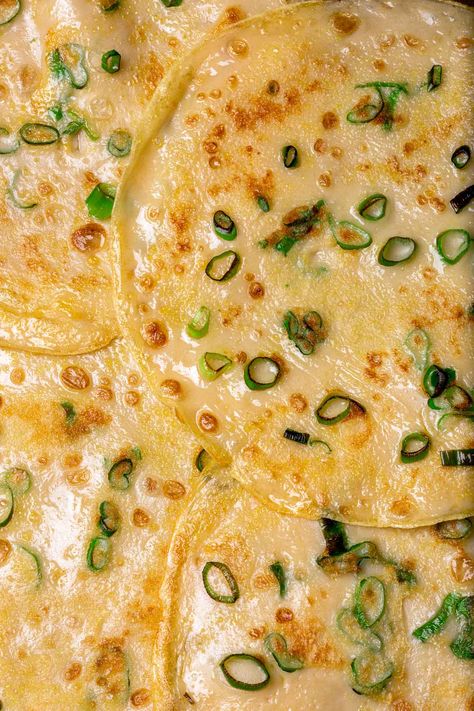 Green Onion Pancakes - Chinese Crepes Chinese Scallion Pancakes, Scallion Pancakes Chinese, Scallion Pancake Recipe, Green Onion Pancake, Onion Pancake, Onion Pizza, Pancakes From Scratch, Scallion Pancakes, No Egg Pancakes