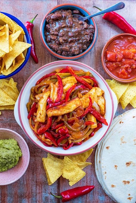 Halloumi Fajitas, Meat Free Meals, Cooking Halloumi, Meal Vegetarian, Healthy Italian Recipes, Vegetarian Slow Cooker Recipes, Baked Chicken Fajitas, Healthy Mexican Recipes, Vegetarian Mexican