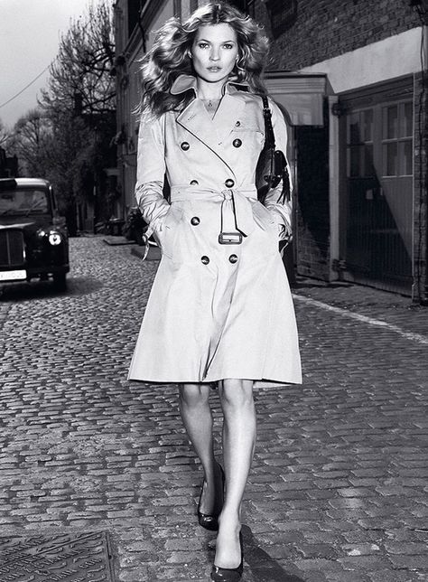 Kate Moss wears trench coat in Burberry 2005 f/w campaign Jamie Hince, Chris Roberts, Moss Fashion, Burberry Beauty, Karolina Kurkova, Carolyn Murphy, Burberry Trench, Trench Coat Style, Burberry Trench Coat