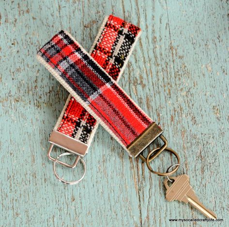 Handmade Gifts 2014- DIY Vintage Fabric and Webbing Key Chains - My So Called Crafty Life Sewing To Sell, Costura Diy, Sell Diy, Beginner Sewing Projects Easy, Crafts To Make And Sell, Love Sewing, Easy Sewing Projects, Sewing Projects For Beginners, Sewing Gifts