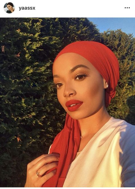 Red Headwrap, Headwrap Hairstyles, Silk Headscarf, Natural Lipstick, Mode Turban, Head Wrap Styles, Head Scarf Styles, Turbans, Traditional Attire