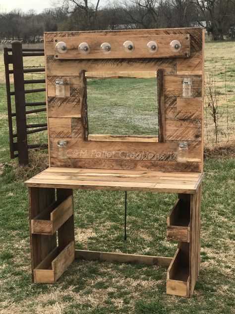 We made this Pallet Makeup Vanity using about 4 pallets. It is lit with a bank of bright lights, has rustic Mason jar storage and more storage underneath. Pallet Makeup Vanity, Pallet Vanity, Pallet Makeup, Casa Hobbit, Diy Makeup Vanity, Country Ideas, Rustic Mason Jars, Diy Vanity, Pallet Decor