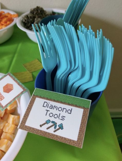 Mindcraft Party Food, Minecraft Themed Food, Minecraft Snacks Birthday, Minecraft Dungeons Birthday Party, Minecraft 6th Birthday, Minecraft Food Ideas, Minecraft Snacks, Minecraft Party Snacks, Minecraft Birthday Party Food