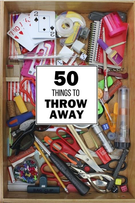 things to throw away - image of a junk drawer full of odds and ends from around the house Distress Wood, Organizational Tips, Clutter Control, Declutter Home, Decluttering Ideas, Crazy House, Decluttering Tips, Organized Chaos, Clearing Clutter