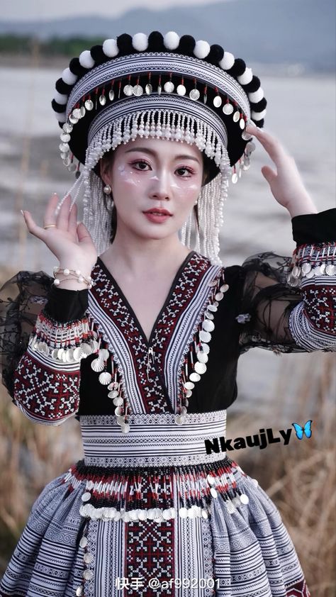 Hmong Fashion Modern, Hmong Modern Clothes, Hmong Inspired Clothing, Hmong Clothes Photoshoot, Hmong Art, Hmong Accessories, Hmong Fashion, United Nation, Hmong Clothes