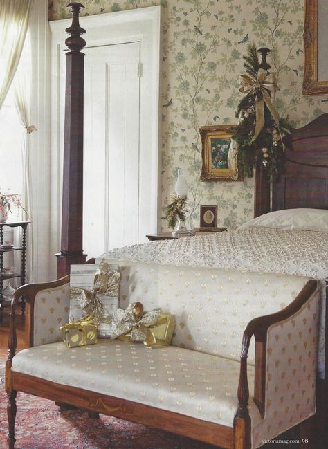 Traditionally-styled bedroom decorated for the Christmas holidays. (From Victoria Magazine) Edwardian Bedroom Vintage, 1880s Bedroom, Bridgerton Inspired Bedroom, Vintage Bedroom Ideas Victorian, Edwardian Bedroom, Victorian Style Bedroom, Modern Victorian Bedroom, Classy Apartment, Vintage Farmhouse Bedroom