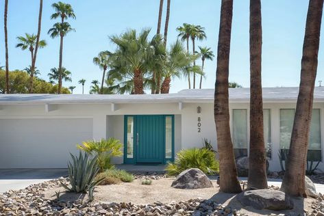 The Ultimate Guide to Palm Springs Architecture Palm Springs Mid Century Modern Homes, Palm Springs Exterior, Palm Springs Landscaping, Palm Springs Mid Century Modern, Palm Springs Architecture, Desert Living, Perfect Paint Color, Exterior Paint Color, Grey Exterior